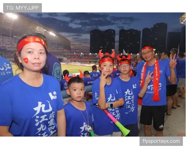 东亚杯点燃球迷激情，现场助威歌声响彻赛场