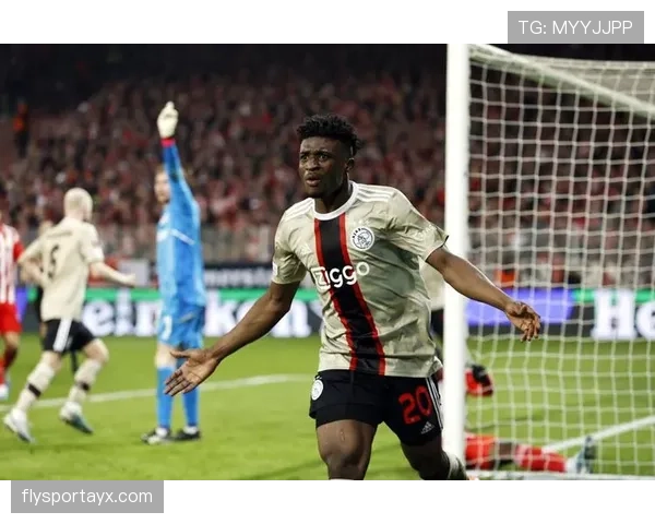 中场+边锋切换:库杜斯的战术多样性 中场+边锋切换:库杜斯的战术多样性