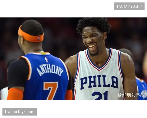 乔尔·恩比德拎两袋零食回家，司机开着比我整栋楼还贵的车等着