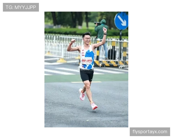 苏炳添拎着便利店塑料袋回家那张图，怎么看都不像跑世界级赛道的